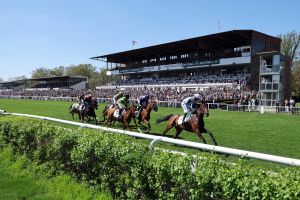 12.700 Besucher feiern die Große Saisoneröffnung in Hoppegarten 12.700 Besucher feiern die Große Saisoneröffnung in Hoppegarten